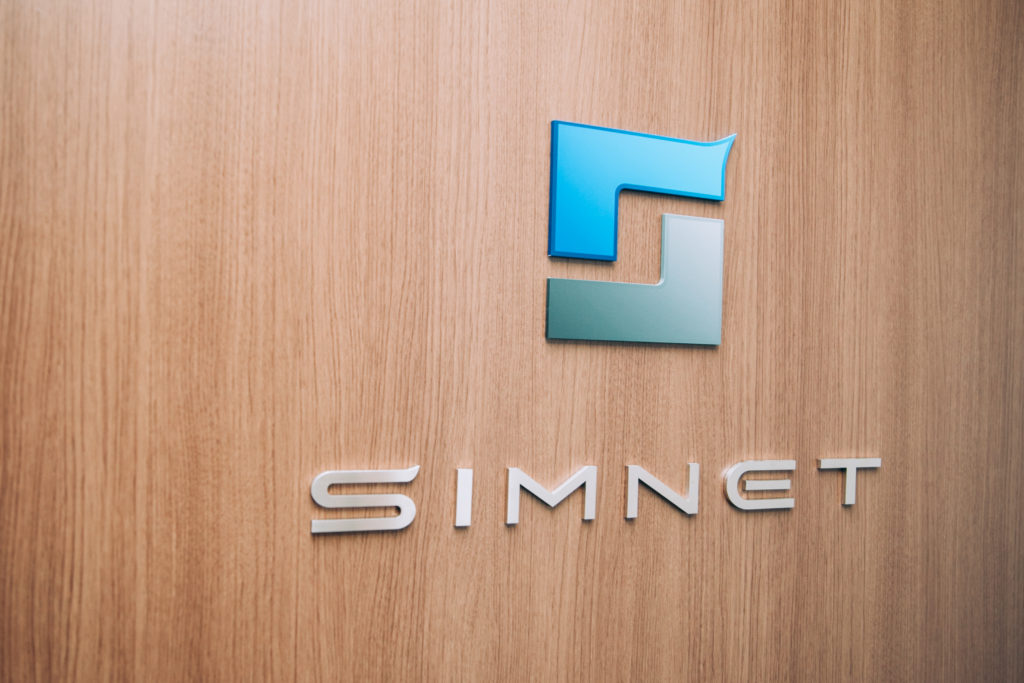 シムネットの社名ロゴ