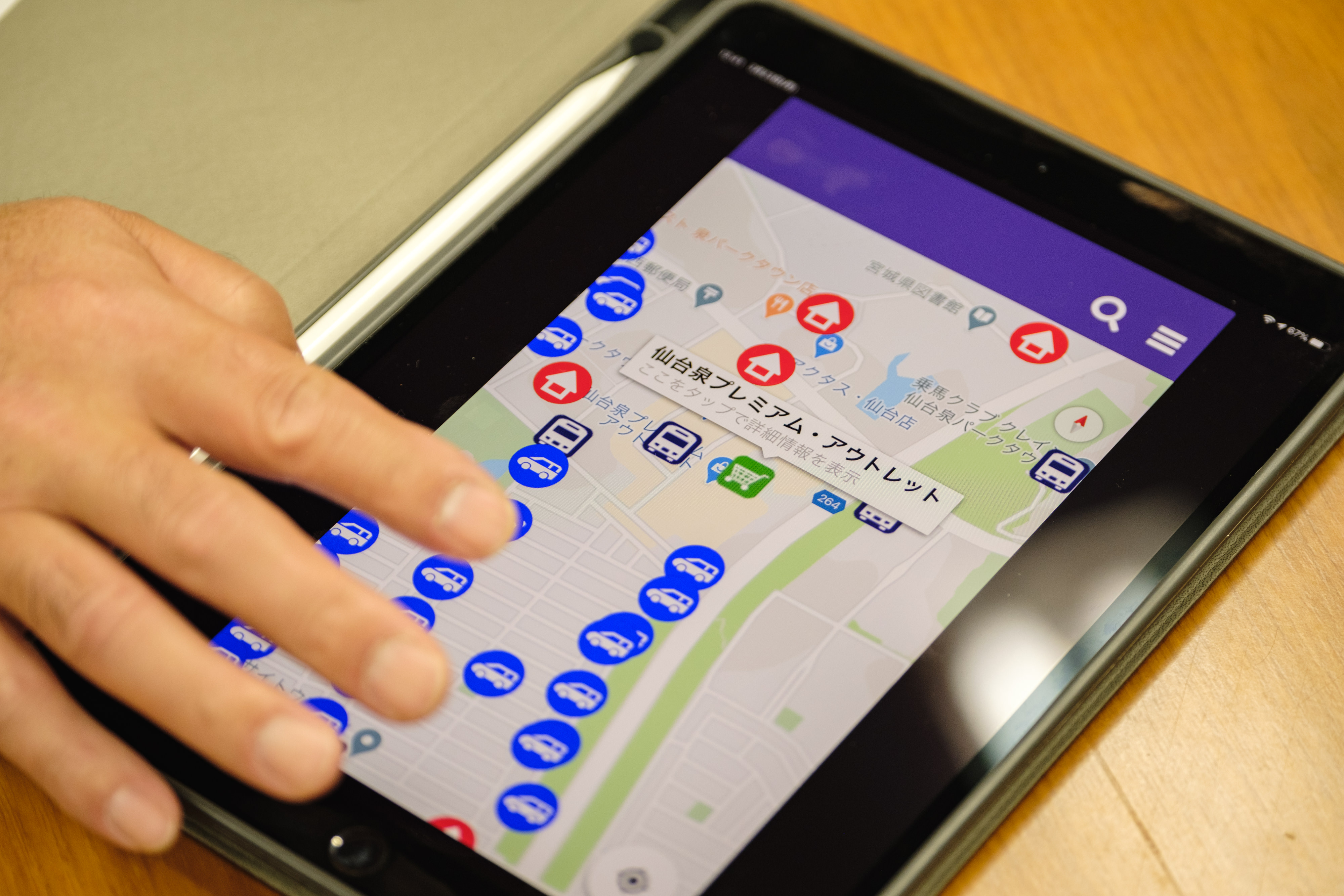 アプリ上のマップで周辺の店舗やバス停を表示している画面