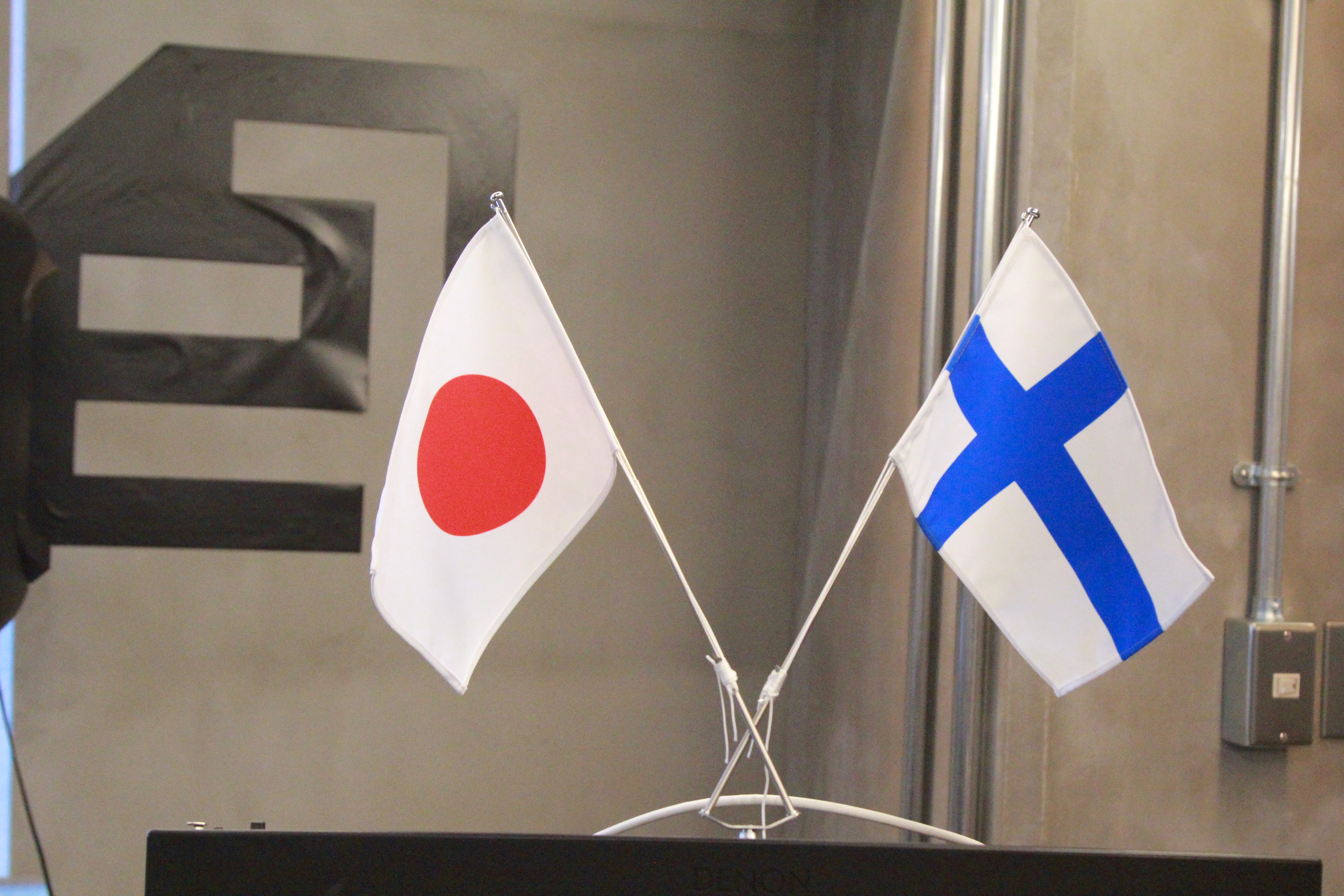 日本とフィンランドの国旗