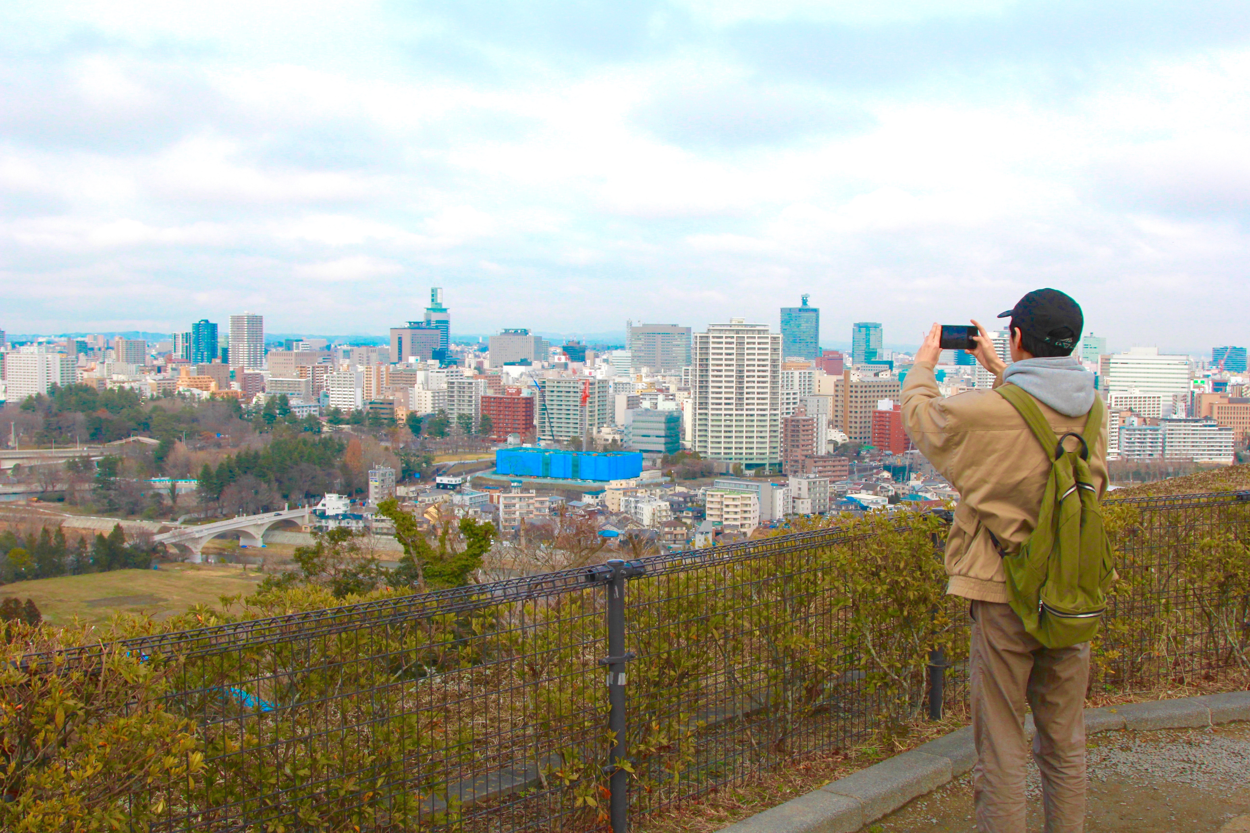 仙台のきれいな街並みを撮影する庄司さん
