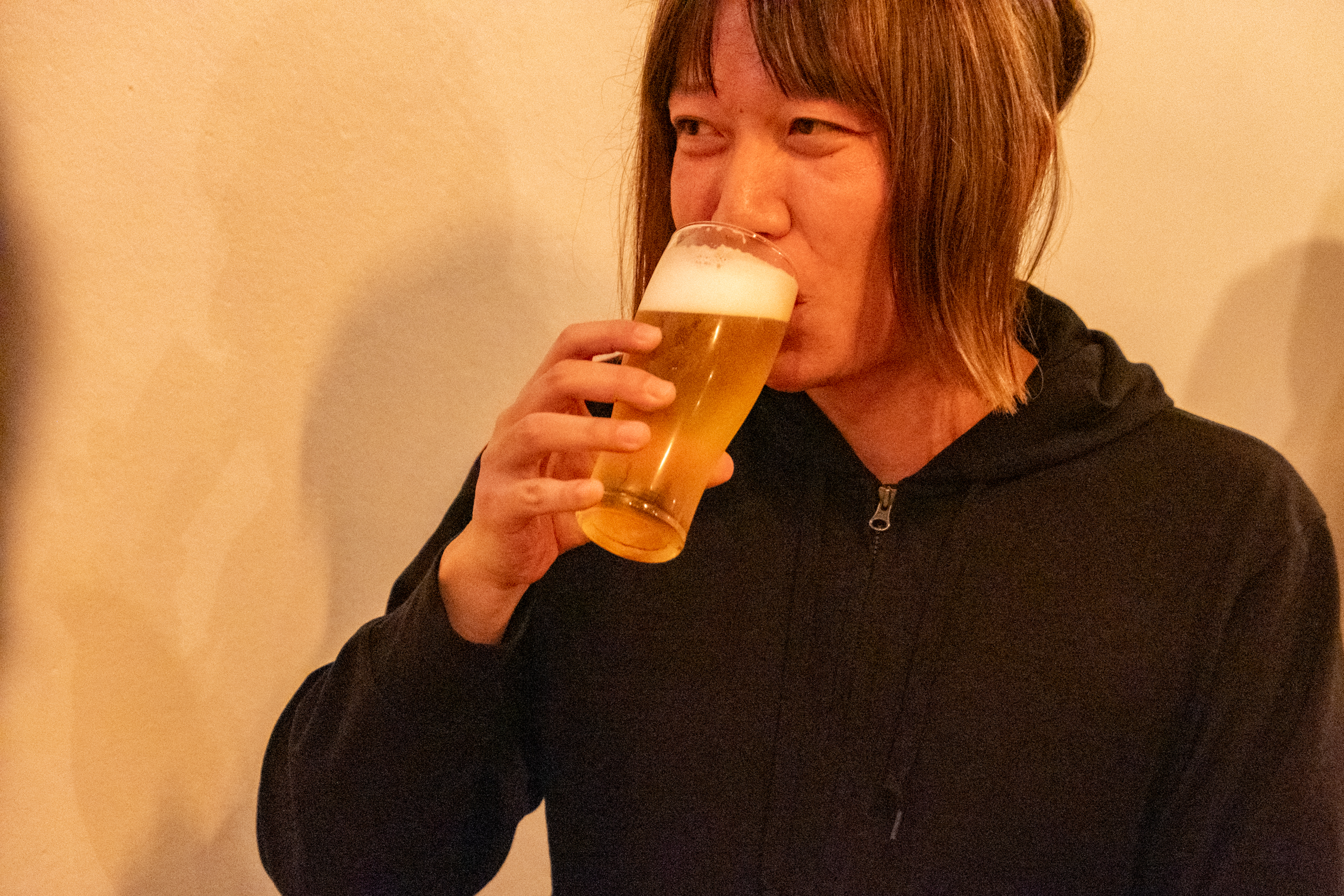 ビールを飲む澤田さん