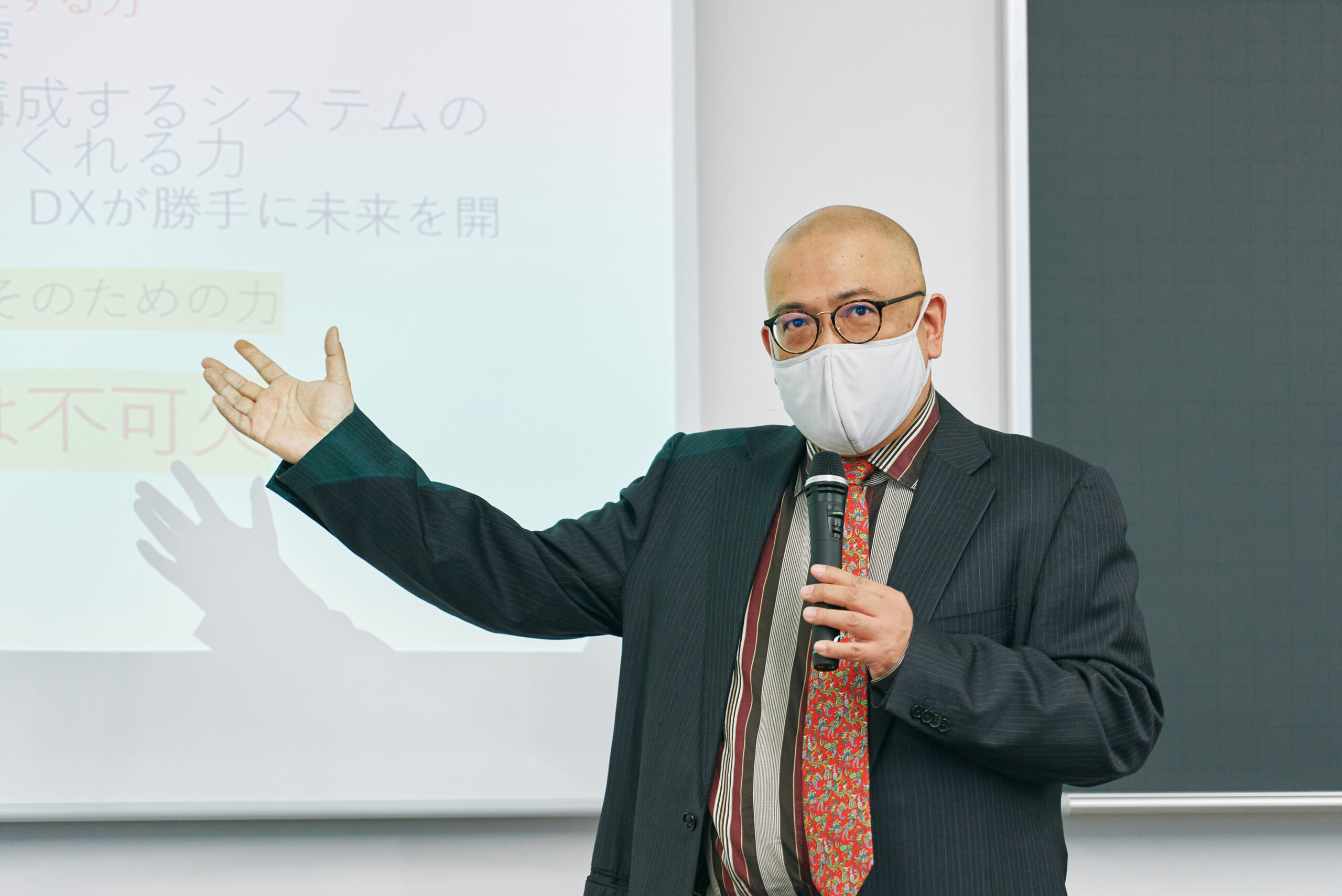 スライドを見せながら講義をしている和田先生