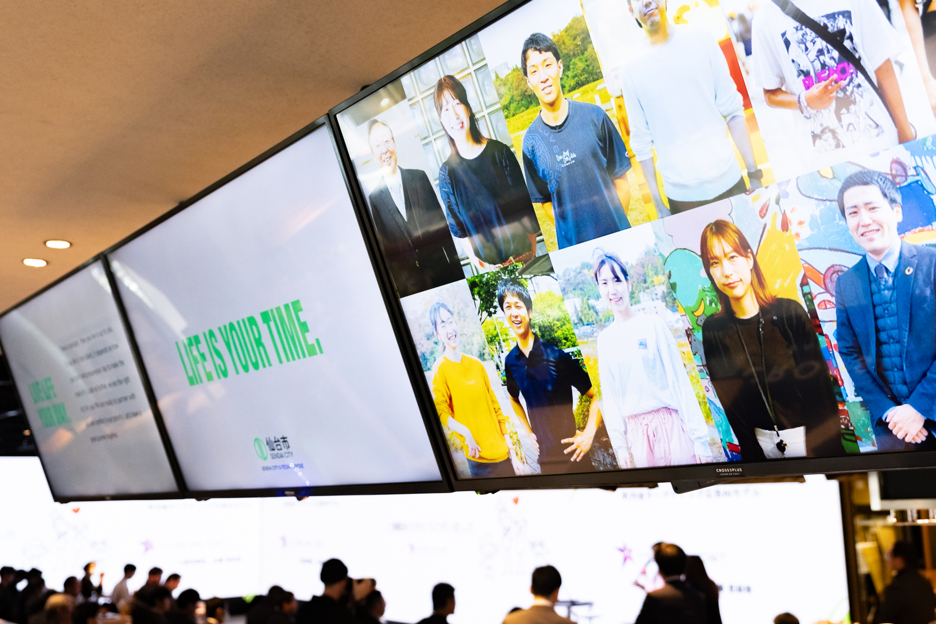 仙台X-TECHのイノベーションアワード会場内で写真展が開かれている様子