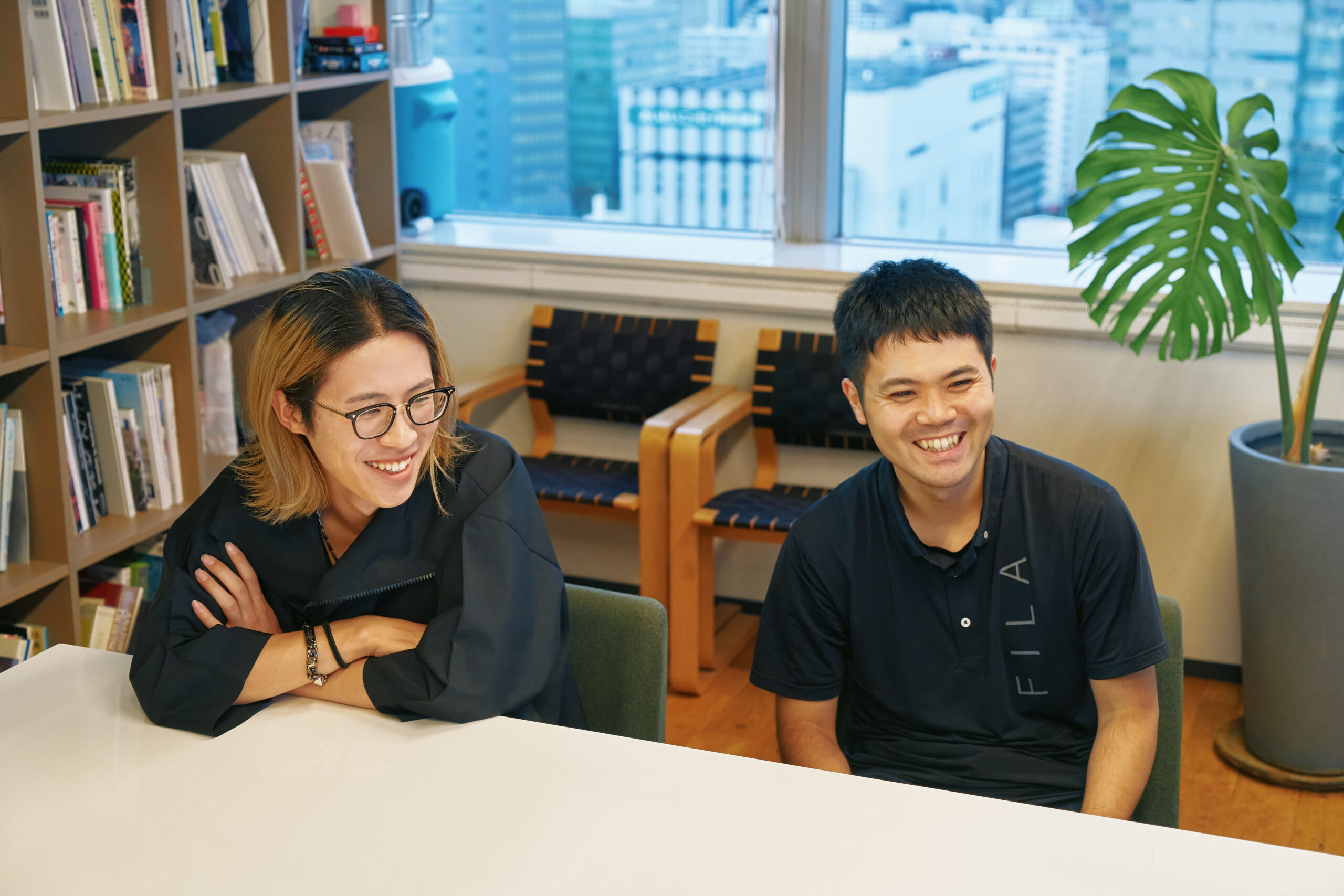 左から船津さん、梅田さんが笑っている様子