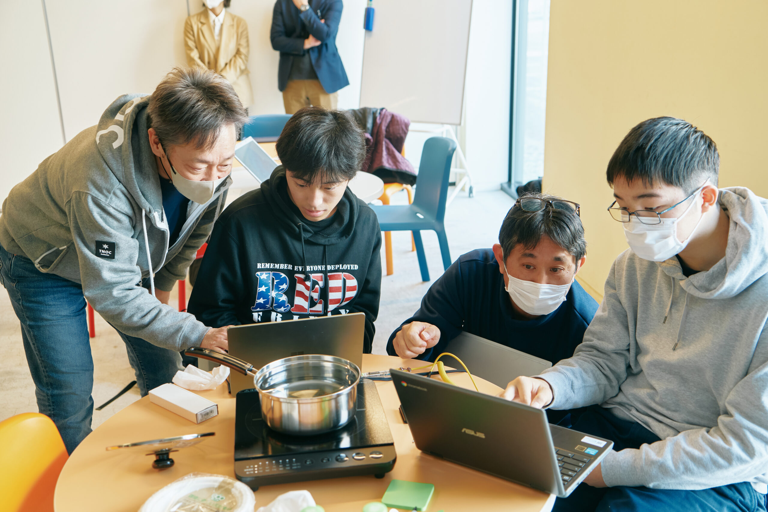 コーチ陣立ち合いのもと学生がゆで卵の実験をしている様子