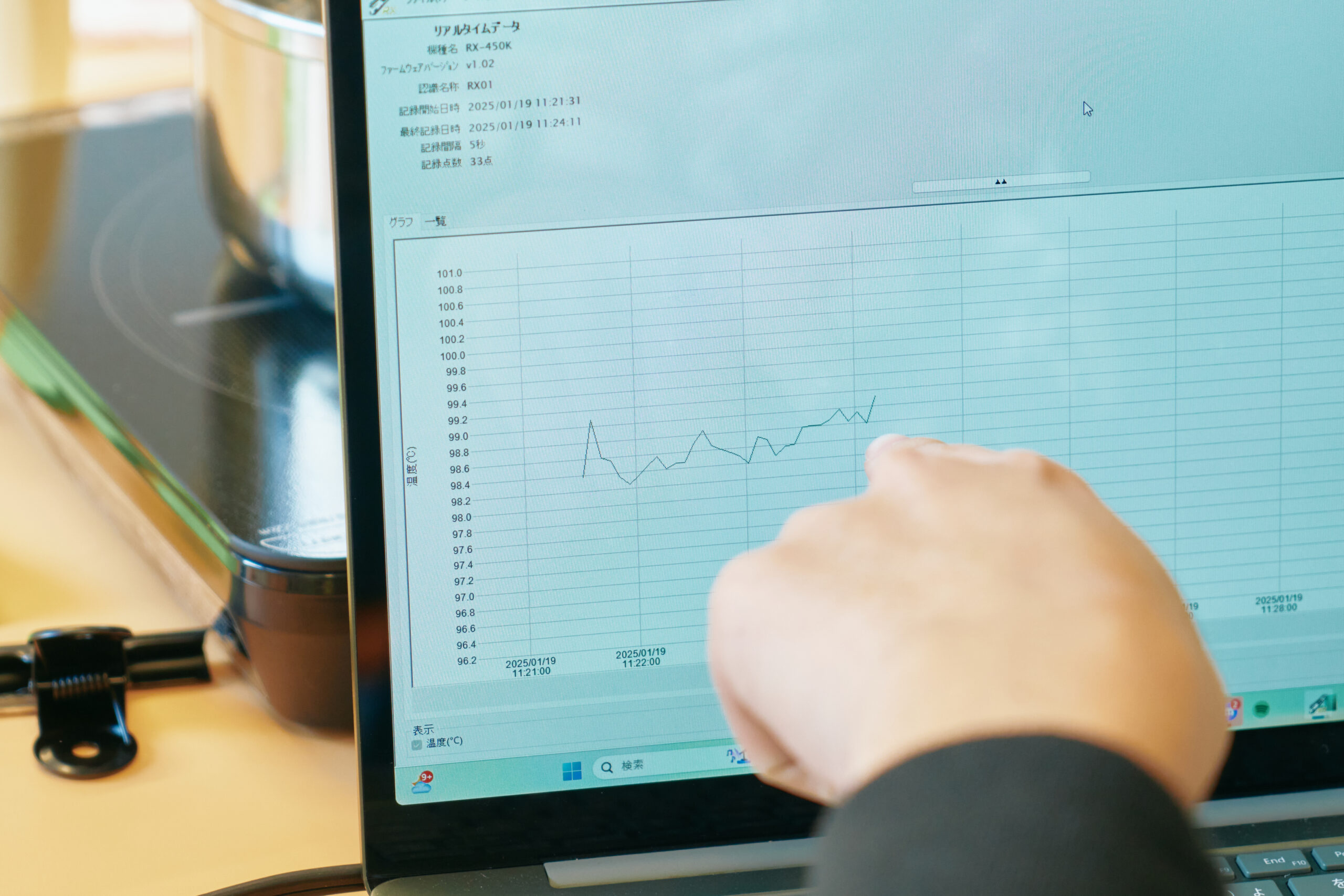 PCに観測されていく温度のグラフを指をさしながら確認している様子